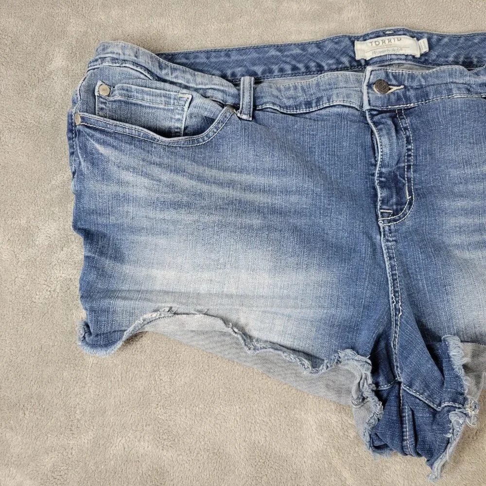 Torrid Womens Shorts 26 Plus Medium Blue Denim Cut Off Zip Fly SHO10E
